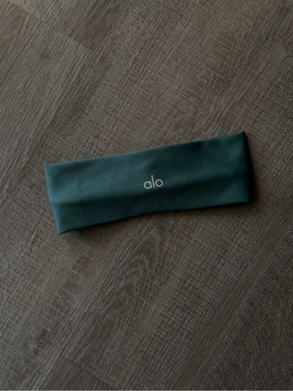 ALO Yoga Airlift Headband Clover Green - Picture 2 of 4
